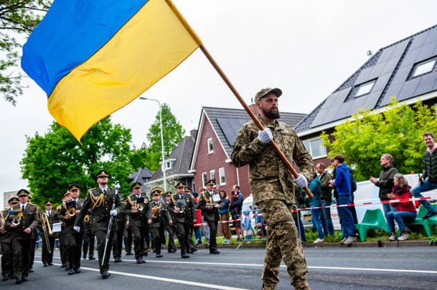 Liberation Day parade held in Wageningen - 05 May 2026 A Ukrainian soldier is carrying the flag of his country during the parade. The Liberation Parade reunites veterans and military successors to pay tribute to all those who gave their lives during WWII and to international military cooperation. Like in previous years, Canadian and English WWII veterans led the parade. Wageningen Netherlands Copyright: xAnaxFernandezx xSOPAxImagesx Ana_Fernandez_05052026_LiberationDayWageningen_024