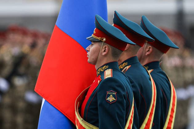 Rehearsal for the 81st Victory Day Parade in St. Petersburg, Russia - 05 May 2026 A side view of the military honor guard members in ceremonial uniforms standing with the National Flag of Russia during a rehearsal for the 81st Victory Day Parade on Palace Square. The rehearsal of parade units on foot took place on Palace Square in St. Petersburg in preparation for the 81st anniversary of Victory in the Great Patriotic War. Units of the Leningrad Military District, cadets from military academies, and representatives of law enforcement agencies participated in the training. The specialists practiced their marching skills and drill techniques accompanied by a combined military orchestra. On May 9, 1945 (Moscow time), the Act of Unconditional S Copyright: xArtemxPriakhinx xSOPAxImagesx APR_4695