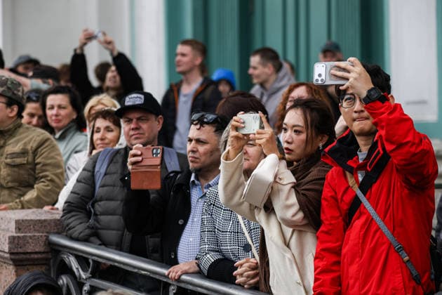 Rehearsal for the 81st Victory Day Parade in St. Petersburg, Russia - 05 May 2026 Residents and tourists stand behind a fence, taking photos and videos on their smartphones during a rehearsal for the Victory Day Parade on Palace Square. The rehearsal of parade units on foot took place on Palace Square in St. Petersburg in preparation for the 81st anniversary of Victory in the Great Patriotic War. Units of the Leningrad Military District, cadets from military academies, and representatives of law enforcement agencies participated in the training. The specialists practiced their marching skills and drill techniques accompanied by a combined military orchestra. On May 9, 1945 (Moscow time), the Act of Unconditional Surrender of Germany came in Copyright: xArtemxPriakhinx xSOPAxImagesx APR_5074