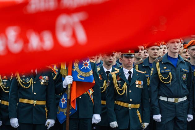 Rehearsal for the 81st Victory Day Parade in St. Petersburg, Russia - 05 May 2026 A view through a waving red flag of a formation of Russian servicemen in dress uniforms standing on Palace Square during a rehearsal for the 81st Victory Day Parade. The rehearsal of parade units on foot took place on Palace Square in St. Petersburg in preparation for the 81st anniversary of Victory in the Great Patriotic War. Units of the Leningrad Military District, cadets from military academies, and representatives of law enforcement agencies participated in the training. The specialists practiced their marching skills and drill techniques accompanied by a combined military orchestra. On May 9, 1945 (Moscow time), the Act of Unconditional Surrender of Germ Copyright: xArtemxPriakhinx xSOPAxImagesx APR_5137
