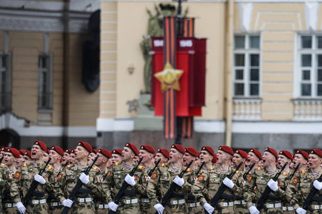 Rehearsal for the 81st Victory Day Parade in St. Petersburg, Russia - 05 May 2026 A large formation of servicemen in berets and camouflage uniforms stands on Palace Square decorated with a giant red star banner for the 81st Victory Day Parade rehearsal. The rehearsal of parade units on foot took place on Palace Square in St. Petersburg in preparation for the 81st anniversary of Victory in the Great Patriotic War. Units of the Leningrad Military District, cadets from military academies, and representatives of law enforcement agencies participated in the training. The specialists practiced their marching skills and drill techniques accompanied by a combined military orchestra. On May 9, 1945 (Moscow time), the Act of Unconditional Surrender o Copyright: xArtemxPriakhinx xSOPAxImagesx APR_5568