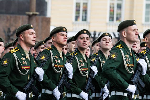 Rehearsal for the 81st Victory Day Parade in St. Petersburg, Russia - 05 May 2026 A close-up of Russian servicemen in green dress uniforms and berets marching in formation during a rehearsal for the 81st Victory Day Parade on Palace Square. The rehearsal of parade units on foot took place on Palace Square in St. Petersburg in preparation for the 81st anniversary of Victory in the Great Patriotic War. Units of the Leningrad Military District, cadets from military academies, and representatives of law enforcement agencies participated in the training. The specialists practiced their marching skills and drill techniques accompanied by a combined military orchestra. On May 9, 1945 (Moscow time), the Act of Unconditional Surrender of Germany cam Copyright: xArtemxPriakhinx xSOPAxImagesx APR_6714