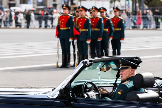 Rehearsal for the 81st Victory Day Parade in St. Petersburg, Russia - 05 May 2026 Members of the military honor guard stand in formation while a driver in a black open-top parade car passes by during a rehearsal for the 81st Victory Day Parade on Palace Square. The rehearsal of parade units on foot took place on Palace Square in St. Petersburg in preparation for the 81st anniversary of Victory in the Great Patriotic War. Units of the Leningrad Military District, cadets from military academies, and representatives of law enforcement agencies participated in the training. The specialists practiced their marching skills and drill techniques accompanied by a combined military orchestra. On May 9, 1945 (Moscow time), the Act of Unconditional Sur Copyright: xArtemxPriakhinx xSOPAxImagesx APR_7152