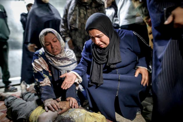 Gaza Strike Despite Ceasefire (EDITOR S NOTE: Image depicts graphic content) Relatives gather around the body of 14-year-old Mahmoud Sahvil at Al-Shifa Hospital following an Israeli military attack on a police station in the Sheikh Radwan neighborhood of Gaza City, violating the ceasefire, on May 5, 2026. Gaza Gaza Strip Palestinian Territories Copyright: xSaeedxJarasx