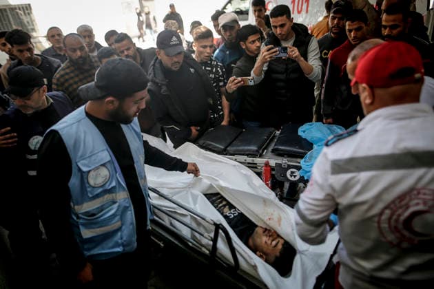 Deadly Strike in Gaza May 5 (EDITORS NOTE: Image depicts death) A body is brought to Al-Shifa Hospital following an Israeli military attack in Gaza City, violating the ceasefire, on May 5, 2026. Gaza Gaza Strip Palestinian Territories Copyright: xSaeedxJarasx