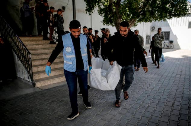 Deadly Strike in Gaza May 5 A body is carried into Al-Shifa Hospital following an Israeli military attack in Gaza City, violating the ceasefire, on May 5, 2026. Gaza Gaza Strip Palestinian Territories Copyright: xSaeedxJarasx