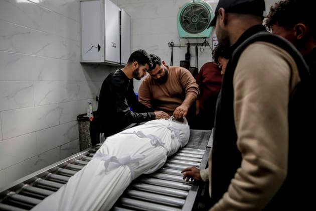 Deadly Strike in Gaza May 5 People gather around a body at the morgue of Al-Shifa Hospital following an Israeli military attack in Gaza City, violating the ceasefire, on May 5, 2026. Gaza Gaza Strip Palestinian Territories Copyright: xSaeedxJarasx