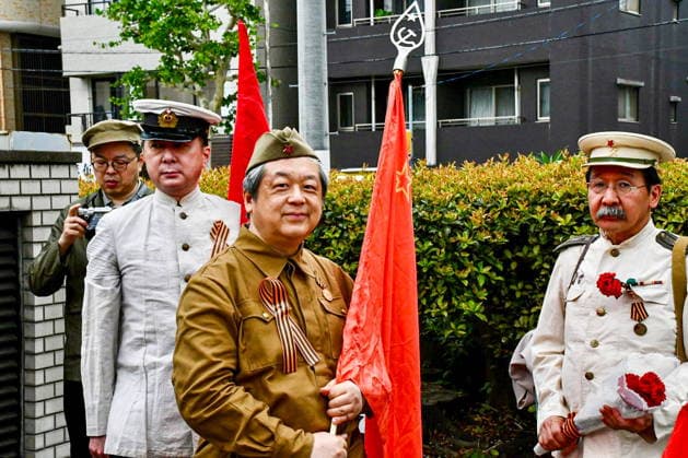 JAPAN, TOKYO - MAY 6, 2026: Men take part in an Immortal Regiment march ahead of Russia s Victory Day. On May 9, Russia celebrates 81 years since the victory of the Soviet Union over Nazi Germany in the Great Patriotic War, Eastern Front of World War II Tokyo Japan  - ZUMAt113 20260506_zaa_t113_004 Copyright: xIgorxBelovx