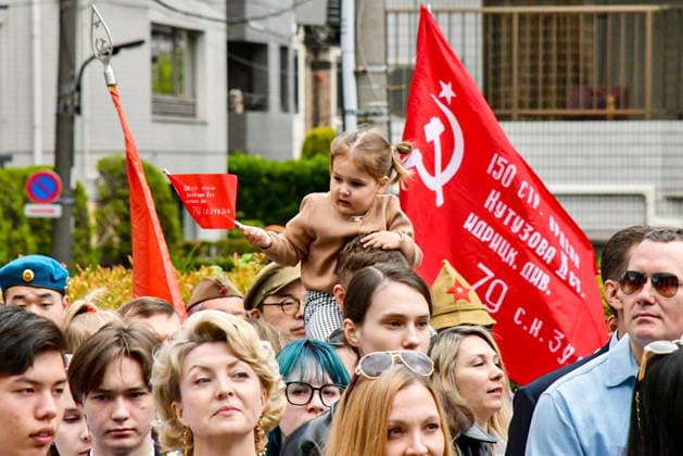 JAPAN, TOKYO - MAY 6, 2026: A girl takes part in an Immortal Regiment march ahead of Russia s Victory Day. On May 9, Russia celebrates 81 years since the victory of the Soviet Union over Nazi Germany in the Great Patriotic War, Eastern Front of World War II Tokyo Japan  - ZUMAt113 20260506_zaa_t113_005 Copyright: xIgorxBelovx