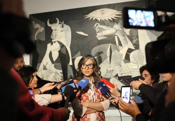 Francesca Albanese visits Guernica at the Reina Sofia Museum The United Nations Rapporteur on the situation of human rights in the Occupied Palestinian Territories, Francesca Albanese, during a visit to Guernica, at the Reina Sofia Museum, on May 6, 2026, in Madrid Spain 06 MAY 2026 Marta Ferná Espana  Copyright: xMartaxFernandezx 7502219