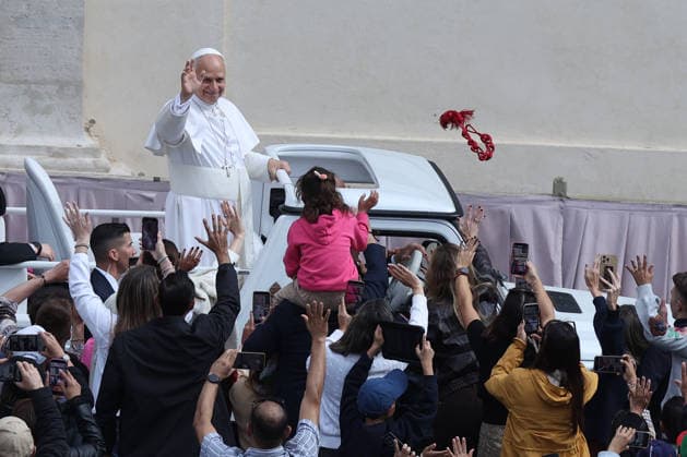 Vatican City - Italy, May 6, 2026: The arrival of the pontiff in the popemobile as he greets the faithful and blesses the children gathered in the square. Pope Leo XIV presides over the Wednesday General Audience in St. Peter s Square, the day after US President Donald Trump s comments against him, accusing him of endangering Catholics around the world. This morning, thousands of faithful and pilgrims from around the world gathered in St. Peter s Square to participate in the Wednesday General Audience with Pope Leo XIV. A moment of prayer, listening, and communion that filled the square with hope, reflection, and joy.  Copyright: xmarcoxiacobuccix xipa-agency.netx xmarcoxiacobuccix IPA_Agency_IPA74465776