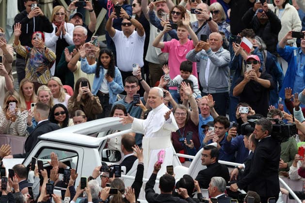 Vatican City - Italy, May 6, 2026: The arrival of the pontiff in the popemobile as he greets the faithful and blesses the children gathered in the square. Pope Leo XIV presides over the Wednesday General Audience in St. Peter s Square, the day after US President Donald Trump s comments against him, accusing him of endangering Catholics around the world. This morning, thousands of faithful and pilgrims from around the world gathered in St. Peter s Square to participate in the Wednesday General Audience with Pope Leo XIV. A moment of prayer, listening, and communion that filled the square with hope, reflection, and joy.  Copyright: xmarcoxiacobuccix xipa-agency.netx xmarcoxiacobuccix IPA_Agency_IPA74465787