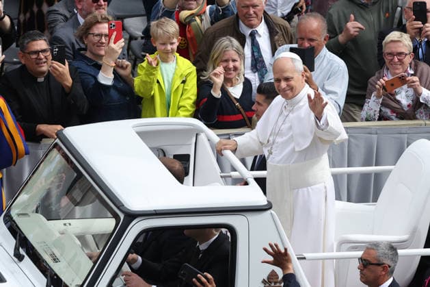 Vatican City - Italy, May 6, 2026: The arrival of the pontiff in the popemobile as he greets the faithful and blesses the children gathered in the square. Pope Leo XIV presides over the Wednesday General Audience in St. Peter s Square, the day after US President Donald Trump s comments against him, accusing him of endangering Catholics around the world. This morning, thousands of faithful and pilgrims from around the world gathered in St. Peter s Square to participate in the Wednesday General Audience with Pope Leo XIV. A moment of prayer, listening, and communion that filled the square with hope, reflection, and joy.  Copyright: xmarcoxiacobuccix xipa-agency.netx xmarcoxiacobuccix IPA_Agency_IPA74465809