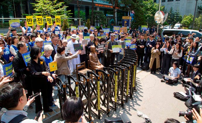 The Statue of Peace, May 6, 2026 : The Comfort Women Statue or the Statue of Peace symbolizing Korean Comfort Women or sex slaves by Japanese military during the Second World War, is seen in front of the former Japanese Embassy in Seoul, South Korea during a rally, just before participants remove a police barricade surrounding the statue. Barricades surrounding the statue were permanently lifted on Wednesday, six years after they were placed at a civic group s request due to security concerns. Far-right groups denying the Japanese military s sexual enslavement of women during the Second World War had staged counter-rallies near the statue, raising concerns of possible damage to the statue.  aflo_329385777