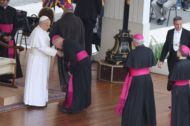 Vatican City - Italy, May 6, 2026: At the end of the ceremony, Pope Leo XIV greeted the bishops. He presided over the Wednesday General Audience in St. Peter s Square, the day after US President Donald Trump s comments against him, accusing him of endangering Catholics around the world. This morning, thousands of faithful and pilgrims from around the world gathered in St. Peter s Square to participate in the Wednesday General Audience with Pope Leo XIV. A moment of prayer, listening, and communion filled the square with hope, reflection, and joy.  Copyright: xmarcoxiacobuccix xipa-agency.netx xmarcoxiacobuccix IPA_Agency_IPA74466090