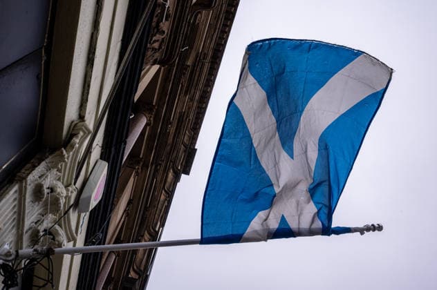 Images before the Scottish elections in Edinburgh, UK - 05 May 2026 The Saltire, the Scottish flag, is seen flying from a building. A collection of illustrative photographs made before the Scottish Parliamentary elections. On the 7th May 2026, voters in Scotland will choose their next government in an election that is being seen as the firing of a starting pistol for a renewed push for Scottish Independence. Current polls show the Independence-supporting parties, the SNP and the Greens will form a majority bloc. In the event of their victory, the SNP state that on day one, they will table a motion to schedule a future independence referendum. Edinburgh United Kingdom Copyright: xNeilxMiltonx xSOPAxImagesx L1009989