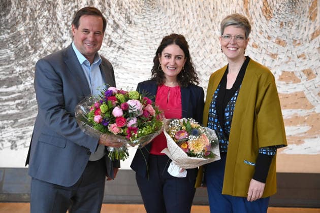 Ursula MECKLENBRAUCK center was elected as the new police commissioner of the state of North Rhine-Westphalia, Thorsten SCHICK, parliamentary group leader CDU parliamentary group and Wibke BREMS, chairwoman of the state parliamentary group of Buendnis 90 die Gruenen, parliamentary group leader, congratulate with flowers, 121 session of the state