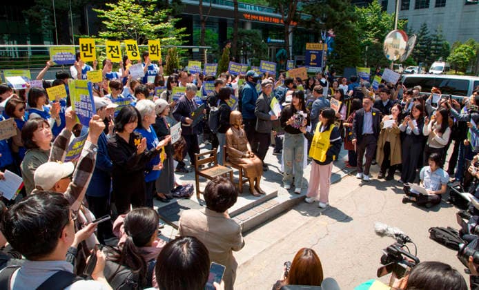 The Statue of Peace, May 6, 2026 : The Comfort Women Statue or the Statue of Peace symbolizing Korean Comfort Women or sex slaves by Japanese military during the Second World War, is seen in front of the former Japanese Embassy in Seoul, South Korea during a rally, after participants removed a police barricade surrounding the statue. Barricades surrounding the statue were permanently lifted on Wednesday, six years after they were placed at a civic group s request due to security concerns. Far-right groups denying the Japanese military s sexual enslavement of women during the Second World War had staged counter-rallies near the statue, raising concerns of possible damage to the statue.  aflo_329385807