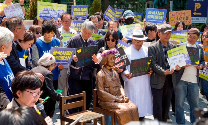 The Statue of Peace, May 6, 2026 : The Comfort Women Statue or the Statue of Peace symbolizing Korean Comfort Women or sex slaves by Japanese military during the Second World War, is seen in front of the former Japanese Embassy in Seoul, South Korea during a rally, after participants removed a police barricade surrounding the statue. Barricades surrounding the statue were permanently lifted on Wednesday, six years after they were placed at a civic group s request due to security concerns. Far-right groups denying the Japanese military s sexual enslavement of women during the Second World War had staged counter-rallies near the statue, raising concerns of possible damage to the statue.  aflo_329385893