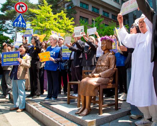 The Statue of Peace, May 6, 2026 : The Comfort Women Statue or the Statue of Peace symbolizing Korean Comfort Women or sex slaves by Japanese military during the Second World War, is seen in front of the former Japanese Embassy in Seoul, South Korea during a rally, after participants removed a police barricade surrounding the statue. Barricades surrounding the statue were permanently lifted on Wednesday, six years after they were placed at a civic group s request due to security concerns. Far-right groups denying the Japanese military s sexual enslavement of women during the Second World War had staged counter-rallies near the statue, raising concerns of possible damage to the statue.  aflo_329385906