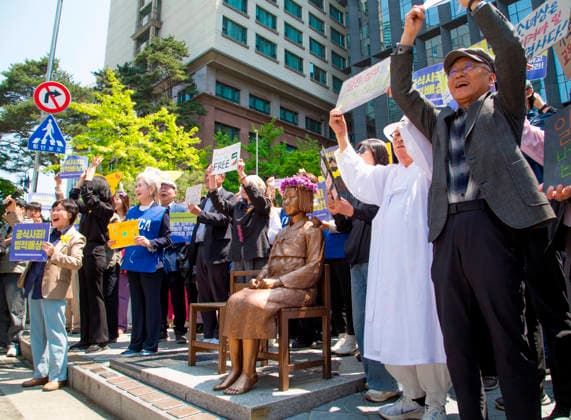 The Statue of Peace, May 6, 2026 : The Comfort Women Statue or the Statue of Peace symbolizing Korean Comfort Women or sex slaves by Japanese military during the Second World War, is seen in front of the former Japanese Embassy in Seoul, South Korea during a rally, after participants removed a police barricade surrounding the statue. Barricades surrounding the statue were permanently lifted on Wednesday, six years after they were placed at a civic group s request due to security concerns. Far-right groups denying the Japanese military s sexual enslavement of women during the Second World War had staged counter-rallies near the statue, raising concerns of possible damage to the statue.  aflo_329385914