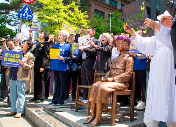 The Statue of Peace, May 6, 2026 : The Comfort Women Statue or the Statue of Peace symbolizing Korean Comfort Women or sex slaves by Japanese military during the Second World War, is seen in front of the former Japanese Embassy in Seoul, South Korea during a rally, after participants removed a police barricade surrounding the statue. Barricades surrounding the statue were permanently lifted on Wednesday, six years after they were placed at a civic group s request due to security concerns. Far-right groups denying the Japanese military s sexual enslavement of women during the Second World War had staged counter-rallies near the statue, raising concerns of possible damage to the statue.  aflo_329385920