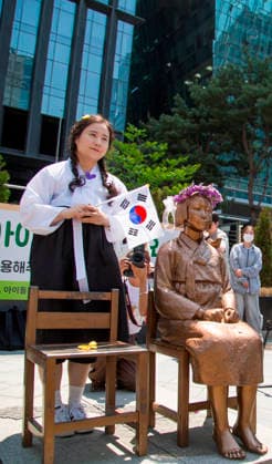 The Statue of Peace, May 6, 2026 : The Comfort Women Statue or the Statue of Peace symbolizing Korean Comfort Women or sex slaves by Japanese military during the Second World War, is seen in front of the former Japanese Embassy in Seoul, South Korea during a rally, after participants removed a police barricade surrounding the statue. Barricades surrounding the statue were permanently lifted on Wednesday, six years after they were placed at a civic group s request due to security concerns. Far-right groups denying the Japanese military s sexual enslavement of women during the Second World War had staged counter-rallies near the statue, raising concerns of possible damage to the statue.  aflo_329385936