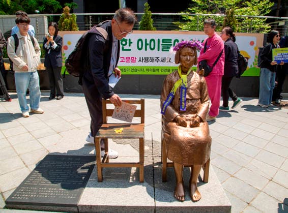 The Statue of Peace, May 6, 2026 : The Comfort Women Statue or the Statue of Peace symbolizing Korean Comfort Women or sex slaves by Japanese military during the Second World War, is seen in front of the former Japanese Embassy in Seoul, South Korea during a rally, after participants removed a police barricade surrounding the statue. Barricades surrounding the statue were permanently lifted on Wednesday, six years after they were placed at a civic group s request due to security concerns. Far-right groups denying the Japanese military s sexual enslavement of women during the Second World War had staged counter-rallies near the statue, raising concerns of possible damage to the statue.  aflo_329385959