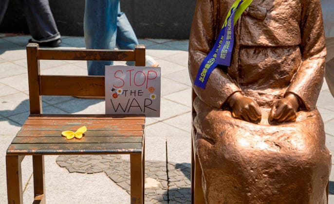 The Statue of Peace, May 6, 2026 : The Comfort Women Statue or the Statue of Peace symbolizing Korean Comfort Women or sex slaves by Japanese military during the Second World War, is seen in front of the former Japanese Embassy in Seoul, South Korea during a rally, after participants removed a police barricade surrounding the statue. Barricades surrounding the statue were permanently lifted on Wednesday, six years after they were placed at a civic group s request due to security concerns. Far-right groups denying the Japanese military s sexual enslavement of women during the Second World War had staged counter-rallies near the statue, raising concerns of possible damage to the statue.  aflo_329385971