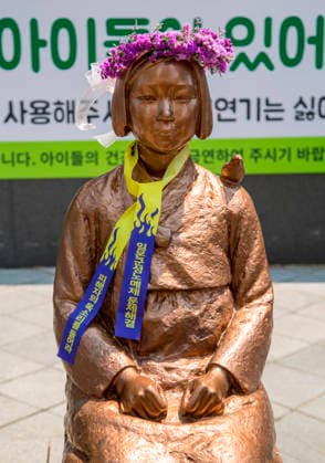 The Statue of Peace, May 6, 2026 : The Comfort Women Statue or the Statue of Peace symbolizing Korean Comfort Women or sex slaves by Japanese military during the Second World War, is seen in front of the former Japanese Embassy in Seoul, South Korea during a rally, after participants removed a police barricade surrounding the statue. Barricades surrounding the statue were permanently lifted on Wednesday, six years after they were placed at a civic group s request due to security concerns. Far-right groups denying the Japanese military s sexual enslavement of women during the Second World War had staged counter-rallies near the statue, raising concerns of possible damage to the statue.  aflo_329385976