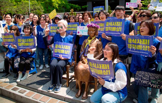 The Statue of Peace, May 6, 2026 : The Comfort Women Statue or the Statue of Peace symbolizing Korean Comfort Women or sex slaves by Japanese military during the Second World War, is seen in front of the former Japanese Embassy in Seoul, South Korea during a rally, after participants removed a police barricade surrounding the statue. Barricades surrounding the statue were permanently lifted on Wednesday, six years after they were placed at a civic group s request due to security concerns. Far-right groups denying the Japanese military s sexual enslavement of women during the Second World War had staged counter-rallies near the statue, raising concerns of possible damage to the statue.  aflo_329385994