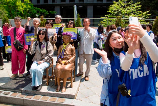 The Statue of Peace, May 6, 2026 : The Comfort Women Statue or the Statue of Peace symbolizing Korean Comfort Women or sex slaves by Japanese military during the Second World War, is seen in front of the former Japanese Embassy in Seoul, South Korea during a rally, after participants removed a police barricade surrounding the statue. Barricades surrounding the statue were permanently lifted on Wednesday, six years after they were placed at a civic group s request due to security concerns. Far-right groups denying the Japanese military s sexual enslavement of women during the Second World War had staged counter-rallies near the statue, raising concerns of possible damage to the statue.  aflo_329385996