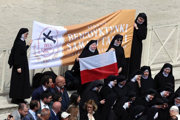 Vatican City - Italy, May 6, 2026: At the end of the ceremony, the customary greeting and photo with nuns from Poland. Pope Leo XIV presides over the Wednesday General Audience in St. Peter s Square, the day after US President Donald Trump s comments against him, accusing him of endangering Catholics around the world. This morning, thousands of faithful and pilgrims from around the world gathered in St. Peter s Square to participate in the Wednesday General Audience with Pope Leo XIV. A moment of prayer, listening, and communion that filled the square with hope, reflection, and joy.  Copyright: xmarcoxiacobuccix xipa-agency.netx xmarcoxiacobuccix IPA_Agency_IPA74466211