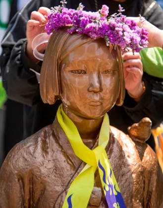 The Statue of Peace, May 6, 2026 : The Comfort Women Statue or the Statue of Peace symbolizing Korean Comfort Women or sex slaves by Japanese military during the Second World War, is seen in front of the former Japanese Embassy in Seoul, South Korea during a rally, after participants removed a police barricade surrounding the statue. Barricades surrounding the statue were permanently lifted on Wednesday, six years after they were placed at a civic group s request due to security concerns. Far-right groups denying the Japanese military s sexual enslavement of women during the Second World War had staged counter-rallies near the statue, raising concerns of possible damage to the statue.  aflo_329386020
