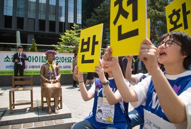 The Statue of Peace, May 6, 2026 : The Comfort Women Statue or the Statue of Peace symbolizing Korean Comfort Women or sex slaves by Japanese military during the Second World War, is seen in front of the former Japanese Embassy in Seoul, South Korea during a rally, after participants removed a police barricade surrounding the statue. Barricades surrounding the statue were permanently lifted on Wednesday, six years after they were placed at a civic group s request due to security concerns. Far-right groups denying the Japanese military s sexual enslavement of women during the Second World War had staged counter-rallies near the statue, raising concerns of possible damage to the statue.  aflo_329385938