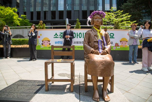 The Statue of Peace, May 6, 2026 : The Comfort Women Statue or the Statue of Peace symbolizing Korean Comfort Women or sex slaves by Japanese military during the Second World War, is seen in front of the former Japanese Embassy in Seoul, South Korea during a rally, after participants removed a police barricade surrounding the statue. Barricades surrounding the statue were permanently lifted on Wednesday, six years after they were placed at a civic group s request due to security concerns. Far-right groups denying the Japanese military s sexual enslavement of women during the Second World War had staged counter-rallies near the statue, raising concerns of possible damage to the statue.  aflo_329385942