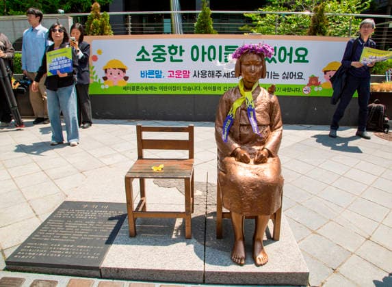 The Statue of Peace, May 6, 2026 : The Comfort Women Statue or the Statue of Peace symbolizing Korean Comfort Women or sex slaves by Japanese military during the Second World War, is seen in front of the former Japanese Embassy in Seoul, South Korea during a rally, after participants removed a police barricade surrounding the statue. Barricades surrounding the statue were permanently lifted on Wednesday, six years after they were placed at a civic group s request due to security concerns. Far-right groups denying the Japanese military s sexual enslavement of women during the Second World War had staged counter-rallies near the statue, raising concerns of possible damage to the statue.  aflo_329385951