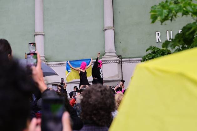 Italy, 06 05 2026, Venice, Biennale di Venezia, Art Biennale Italy, 06 05 2026, Venice, Biennale di Venezia, Art Biennale, Ukrainians block the pavilion of Russia at the opening of the 61 La Biennale di Venezia with loud music and shouting