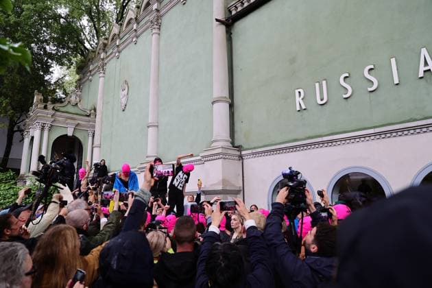 Italy, 06 05 2026, Venice, Biennale di Venezia, Art Biennale Italy, 06 05 2026, Venice, Biennale di Venezia, Art Biennale, Ukrainians block the pavilion of Russia at the opening of the 61 La Biennale di Venezia with loud music and shouting
