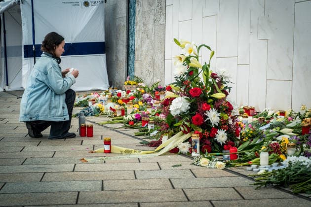 People lay flowers and candles in Leipzigs city center, a few days after last Mondays rampage While passers-by remember the victims, everyday life slowly returns to the city center The atmosphere remains calm and characterized by sympathy Here at the university and on Grimmaische Straße, Leipzig commemorates