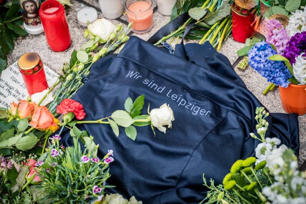 People lay flowers and candles in Leipzigs city center, a few days after last Mondays rampage While passers-by remember the victims, everyday life slowly returns to the city center The atmosphere remains calm and characterized by sympathy Here at the university and on Grimmaische Straße, Leipzig commemorates