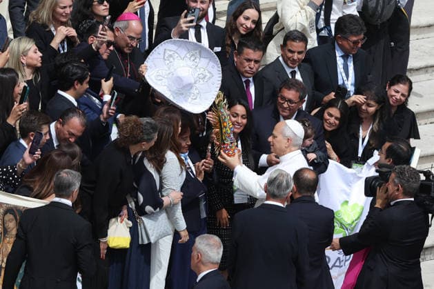 Vatican City - Italy, May 6, 2026: At the end of the ceremony, Pope Leo XIV greeted the faithful from Mexico, who presented him with a sombrero. He presided over the Wednesday General Audience in St. Peter s Square, the day after US President Donald Trump s comments against him, accusing him of endangering Catholics around the world. This morning, thousands of faithful and pilgrims from around the world gathered in St. Peter s Square to participate in the Wednesday General Audience with Pope Leo XIV. A moment of prayer, listening, and communion filled the square with hope, reflection, and joy. Copyright: xmarcoxiacobuccix xipa-agency.netx xmarcoxiacobuccix IPA_Agency_IPA74466199
