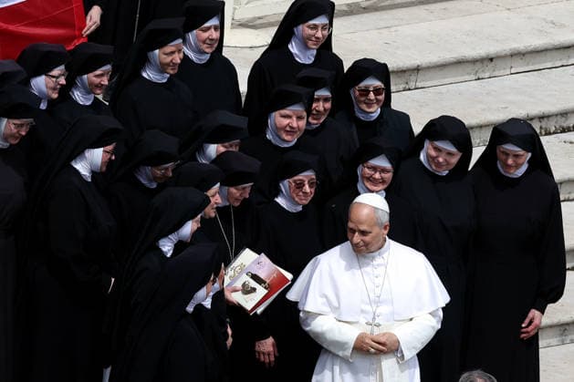 Vatican City - Italy, May 6, 2026: At the end of the ceremony, the customary greeting and photo with nuns from Poland. Pope Leo XIV presides over the Wednesday General Audience in St. Peter s Square, the day after US President Donald Trump s comments against him, accusing him of endangering Catholics around the world. This morning, thousands of faithful and pilgrims from around the world gathered in St. Peter s Square to participate in the Wednesday General Audience with Pope Leo XIV. A moment of prayer, listening, and communion that filled the square with hope, reflection, and joy. Copyright: xmarcoxiacobuccix xipa-agency.netx xmarcoxiacobuccix IPA_Agency_IPA74466209