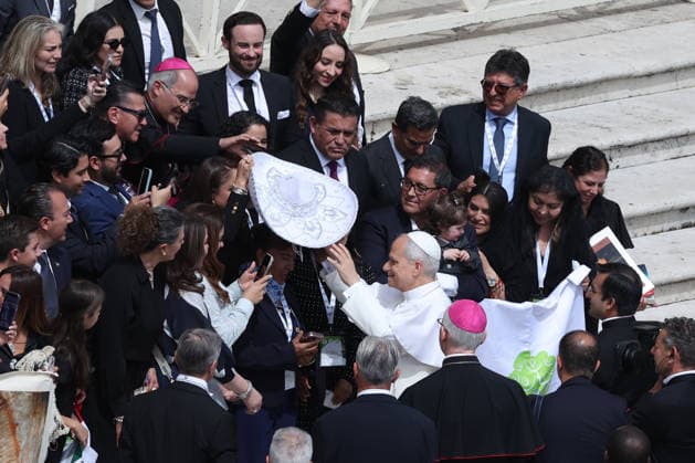 Vatican City - Italy, May 6, 2026: At the end of the ceremony, Pope Leo XIV greeted the faithful from Mexico, who presented him with a sombrero. He presided over the Wednesday General Audience in St. Peter s Square, the day after US President Donald Trump s comments against him, accusing him of endangering Catholics around the world. This morning, thousands of faithful and pilgrims from around the world gathered in St. Peter s Square to participate in the Wednesday General Audience with Pope Leo XIV. A moment of prayer, listening, and communion filled the square with hope, reflection, and joy. Copyright: xmarcoxiacobuccix xipa-agency.netx xmarcoxiacobuccix IPA_Agency_IPA74466201
