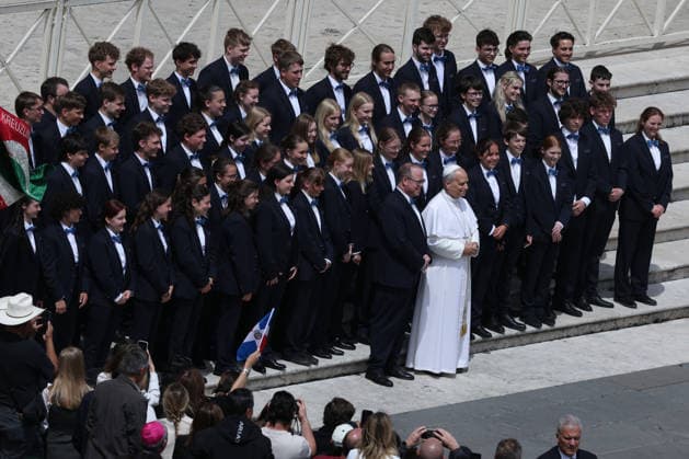 Vatican City - Italy, May 6, 2026: At the end of the audience, the pontiff poses for a group photo with the band. Pope Leo XIV presides over the Wednesday General Audience in St. Peter s Square, the day after US President Donald Trump s comments against him, accusing him of endangering Catholics around the world. This morning, thousands of faithful and pilgrims from around the world gathered in St. Peter s Square to participate in the Wednesday General Audience with Pope Leo XIV. A moment of prayer, listening, and communion that filled the square with hope, reflection, and joy. Copyright: xmarcoxiacobuccix xipa-agency.netx xmarcoxiacobuccix IPA_Agency_IPA74466877