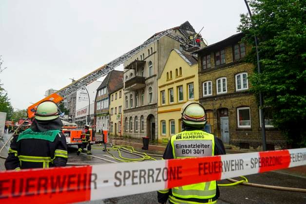 CNTV FIRE ALARM The Hamburg fire department in Loesch operation Turntable ladder at the scene of the fire Roof truss fire on 06 052026 On Wednesday morning, for reasons still unknown, a fire broke out in the roof truss of a multi-family house in Karnapp Street in the Harburg district The fire department sounded the third alarm and deployed 3 turntable ladders to fight t