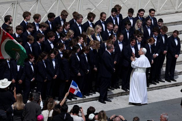 Vatican City - Italy, May 6, 2026: At the end of the audience, the pontiff poses for a group photo with the band. Pope Leo XIV presides over the Wednesday General Audience in St. Peter s Square, the day after US President Donald Trump s comments against him, accusing him of endangering Catholics around the world. This morning, thousands of faithful and pilgrims from around the world gathered in St. Peter s Square to participate in the Wednesday General Audience with Pope Leo XIV. A moment of prayer, listening, and communion that filled the square with hope, reflection, and joy. Copyright: xmarcoxiacobuccix xipa-agency.netx xmarcoxiacobuccix IPA_Agency_IPA74466880