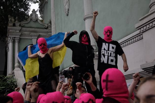 May 6, 2026, Venice, Rome, Italy: Pussy Riot storms the Venice Biennale with a protest staged in front of the Moscow Pavilion, Venice, 06 05 2026 Venice Italy  - ZUMAa289 20260506_zia_a289_006 Copyright: xMircoxToniolox xAgfx