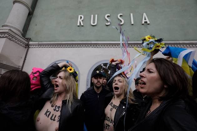 May 6, 2026, Venice, Rome, Italy: Pussy Riot storms the Venice Biennale with a protest staged in front of the Moscow Pavilion, Venice, 06 05 2026 Venice Italy  - ZUMAa289 20260506_zia_a289_008 Copyright: xMircoxToniolox xAgfx