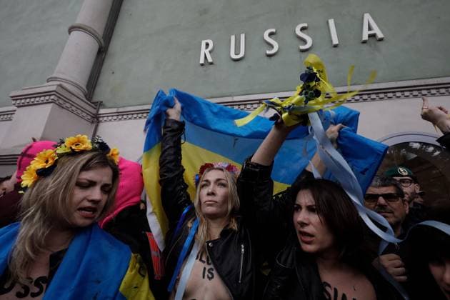 May 6, 2026, Venice, Rome, Italy: Pussy Riot storms the Venice Biennale with a protest staged in front of the Moscow Pavilion, Venice, 06 05 2026 Venice Italy  - ZUMAa289 20260506_zia_a289_010 Copyright: xMircoxToniolox xAgfx